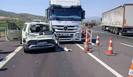 Otoyolda korku dolu anlar: Tırın biçtiği otomobilde 3 kişi yaralandı