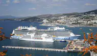 Kuşadası Limanı’nda dev gemilerle gelen turist bereketi