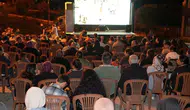 Denizli’de yıldızların altında sinema keyfi: Mahalleli beyaz perde etrafında kenetlendi