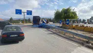 Bozkurt yolunda su taşıyan tır devrildi: Tonlarca yük yola saçıldı