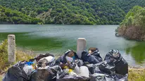Özburun'da örnek seferberlik: Selin kirlettiği göleti balıkçılar temizledi
