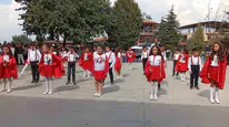 Sarıgöl'de ders zili coşkuyla çaldı: Öğrencilerin performansı ayakta alkışlandı