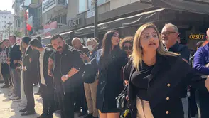 İzmir'deki eylemde skandal müdahale: Partililer gazetecilere basın kartı sordu