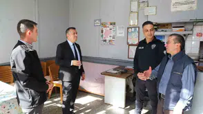 Demirci’de cuma mesaisi: Kaymakam Bayram esnafın kapısını çaldı