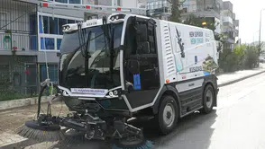 Kuşadası sokaklarında teknoloji devrimi: 20 kişilik işi tek başına yapıyor