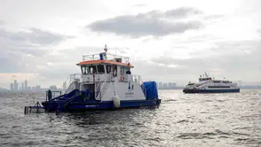 İzmir Körfezi’nde yağmur mesaisi: Binlerce ton atık denizden temizleniyor