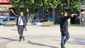 Köşk’te muhtarlardan çifte kutlama: Hem günlerini andılar hem zeybekle coştular