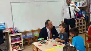 Efeler'de okul ziyareti renkli görüntülere sahne oldu: Müdür Çomruk çocuklarla oyun oynadı