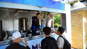 Muğla'da öğrencilerin sabah enerjisi Büyükşehir'den: Güne sıcak bir başlangıç