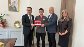 Bayrağa gösterdiği vefa gençlere örnek oldu: Kaymakamdan anlamlı davet
