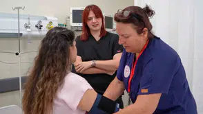 Acil serviste duygulandıran buluşma: Hemşire anne ve doktor kızı aynı nöbette