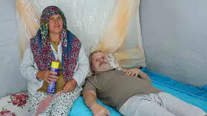Felçli eşinin huzuru için sineklerle savaşıyor: Bir anlık boşluk bırakmıyor