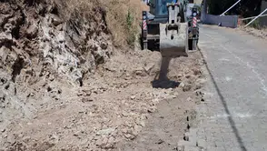Koçarlı'da ulaşım seferberliği: Şahinciler'de yollar genişliyor
