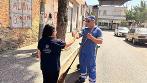 Kavurucu sıcaklar Aydın’da mesaiyi durduramadı: Emekçilere serinleten destek