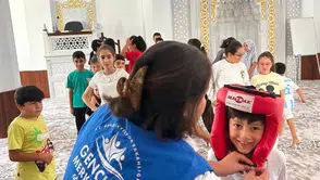 Menteşe’de gönüllü gençlerden çocuklara oyun dolu sürpriz