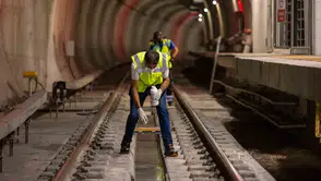İzmir metrosunda sessiz nöbet: Gün ağarmadan hijyen operasyonu