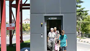 Kuşlubahçe’de asansörlü dönem: Üst geçit çilesi tarihe karıştı