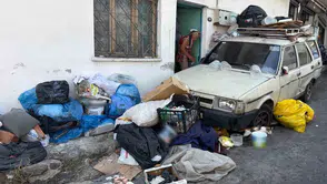 Konak’ta çöp ev kabusu: Mahalleli isyan bayrağını açtı