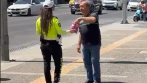 Kandil Gecesinde Yürekleri Isıtan Jest: İzmir'de Trafik Polisinden Anlamlı İkram