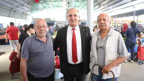 İncirliova’da samimi buluşma: Başkan Kaya pazar yerinde vatandaşla kucaklaştı