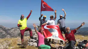 Muğla’nın zirvesinde anlamlı vefa: Gaziler Günü için gökyüzüne Türk bayrağı çektiler