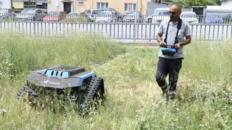 Çiğli’de temizlikte yeni dönem: Ot biçme robotu devrede