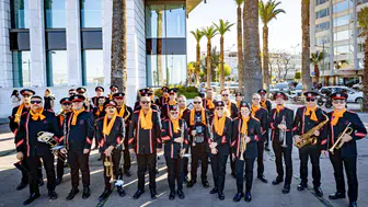İzmir Büyükşehir Belediyesi Bandosu, 83 yıl sonra genç müzisyenlerle geleceğe müzik taşıyor.