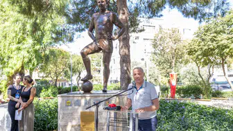 Konak’ta vefa dolu buluşma: Metin Oktay heykeli önünde anıldı