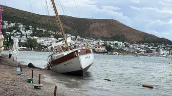 Bodrum'da fırtına dehşeti: Milyonluk tekne sahile vurdu