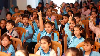 Sahneye geri dönüşüm dokunuşu: Minikler Roni ile hem eğlendi hem öğrendi