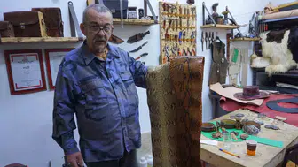 İzmir'in deri ustasından fabrikasyona meydan okuyan direniş: Bir ömür el emeği