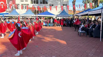 Yenipazar’da 103. yıl coşkusu: Meydanlar kırmızı beyaza büründü