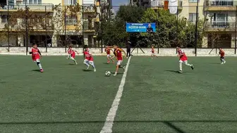 Efeler'de Cumhuriyet coşkusu yeşil sahalara taşındı: Minik kramponlar göz doldurdu