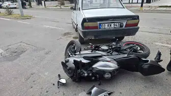 Afyonkarahisar'da okul önünde korkutan kaza: Motosikletli sürücü hastanelik oldu
