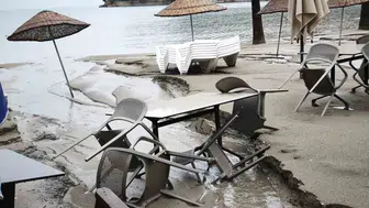 Akyaka sahilinde doğa olayı: Şiddetli yağış kumsalı adeta yuttu