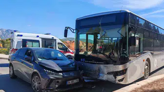 Menteşe’de toplu taşıma kazası: Otobüs ve otomobil çarpıştı