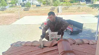 Muhtardan eğitime gönüllü destek: Okulun çatısını kendi elleriyle onardı