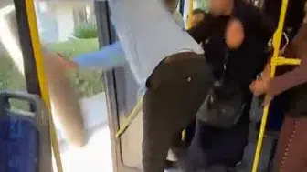 İzmir'de toplu taşımada gergin anlar: Yolcuyla şoförün halı kavgası kamerada