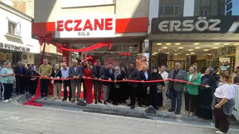 Eczane açılışında yürek burkan veda: Başhekim babasına verdiği sözü tuttu