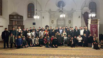 Bolvadinli gençler camide buluştu: Manevi değerler kuşaktan kuşağa aktarılıyor