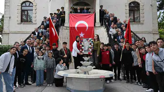 Manisa'da tarihe saygı duruşu: 98 yıllık Cumhuriyet karesi yeniden hayat buldu