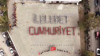 Minik öğrencilerden Buca’da dev Cumhuriyet imzası