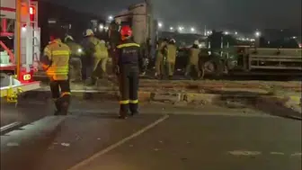 Aliağa yolunda korkutan anlar: Seyir halindeki tır alevlere teslim oldu