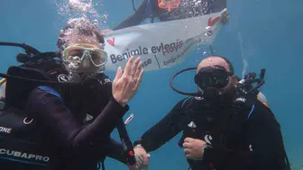 Fethiye'nin mavi sularında unutulmaz imza: 5 metre derinlikte evet dedi