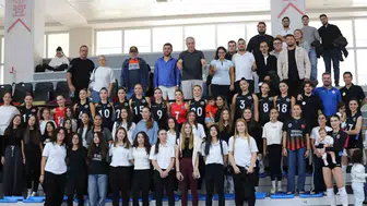 Turgutlu’nun Sultanları parkede fırtına gibi esti: Sezona set vermeden giriş