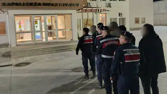 Kuşadası yolunda kaçakçılık operasyonu: Minibüsten çıkanlar şoke etti