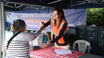 Kuşadası'nda minik öğrencilerin beslenme çantaları belediyeden