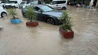 Turizmin kalbi Çeşme'de sel kabusu: Araçlar sular altında kaldı