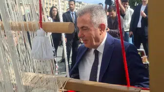 İzmir’de Cumhuriyet coşkusu tezgahta ilmek ilmek işleniyor