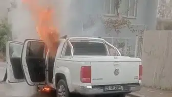 Buca'da korku dolu anlar: Söndürmeye çalıştığı araç bir anda infilak etti